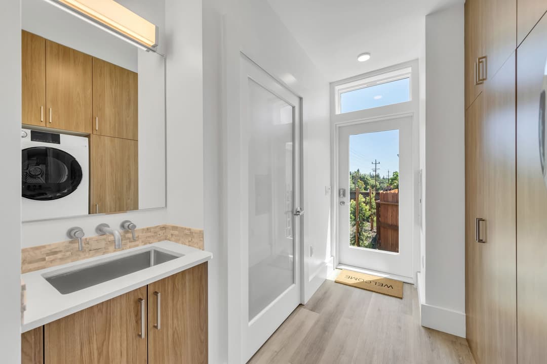 Single family studio™ interior and bathroom home features